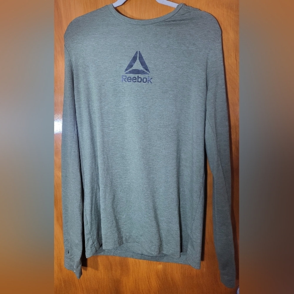 Reebok  Top  Size M